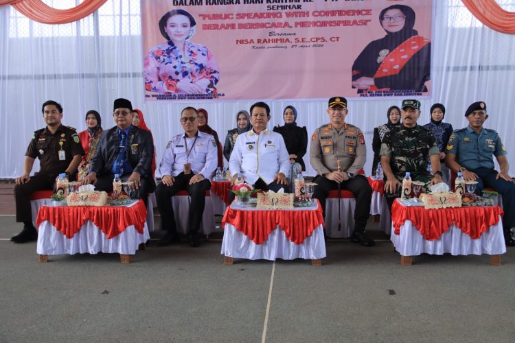 Kapolres Seruyan AKBP Beddy Suwendi, S.H., S.I.K., didampingi Ketua Bhayangkari Cabang Seruyan Ny. Putri Beddy menghadiri kegiatan Silaturahmi dan Seminar dalam rangka Peringatan Hari Kartini ke-147 Tahun 2026 yang digelar di Lapangan Tenis Indoor Kuala Pembuang, Rabu (29/4/2026) pagi.