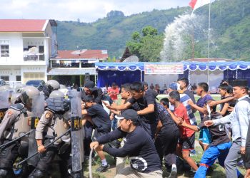 Polres Samosir menggelar simulasi Sistem Pengamanan Kota (Sispamkota) sebagai bentuk kesiapan menghadapi potensi gangguan keamanan dan ketertiban masyarakat (kamtibmas), khususnya aksi unjuk rasa.