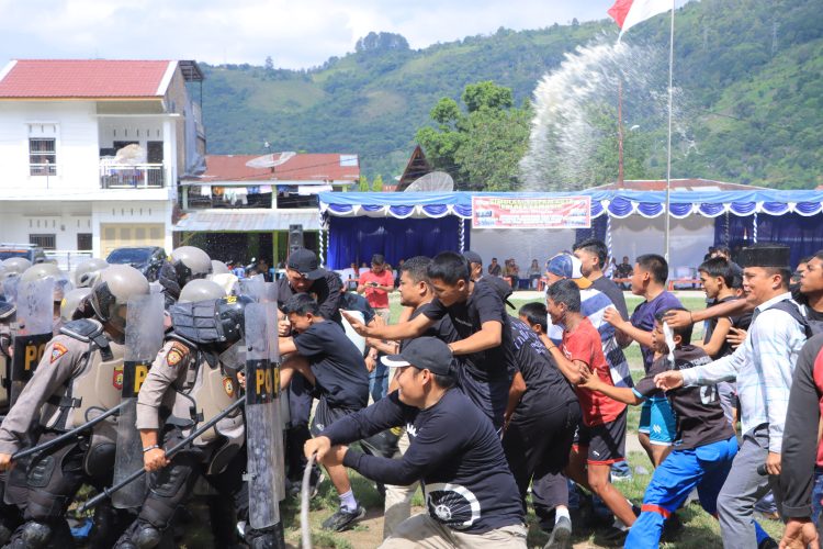 Polres Samosir menggelar simulasi Sistem Pengamanan Kota (Sispamkota) sebagai bentuk kesiapan menghadapi potensi gangguan keamanan dan ketertiban masyarakat (kamtibmas), khususnya aksi unjuk rasa.