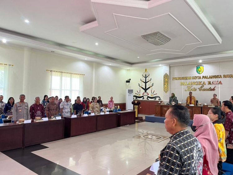 Kasat Binmas Polresta Palangka Raya AKP Dig Supriyo menghadiri kegiatan pertemuan koordinasi dan advokasi Pemeriksaan Kesehatan Gratis (PKG) yang digelar di Ruang Peteng Karuhei II (PK I) Kantor Wali Kota Palangka Raya.
