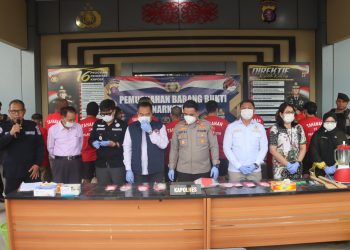 Satuan Narkoba Polres Kotim melaksanakan pemusnahan barang bukti narkoba jenis sabu di depan Loby Mapolres Kotim, dengan disaksikan oleh sejumlah pejabat penting termasuk antara lain Kapolres Kotim, Kepala BNNK Kotim, Ketua Pengadilan Negeri Sampit atau yang mewakili, perwakilan Kejaksaan Negeri Kotim, penasihat hukum, Kepala UPTD Labkesda, Bag Hukum Pemda Kotim, Kotim serta para tersangka, pada hari Kamis pagi (30/04/2026).