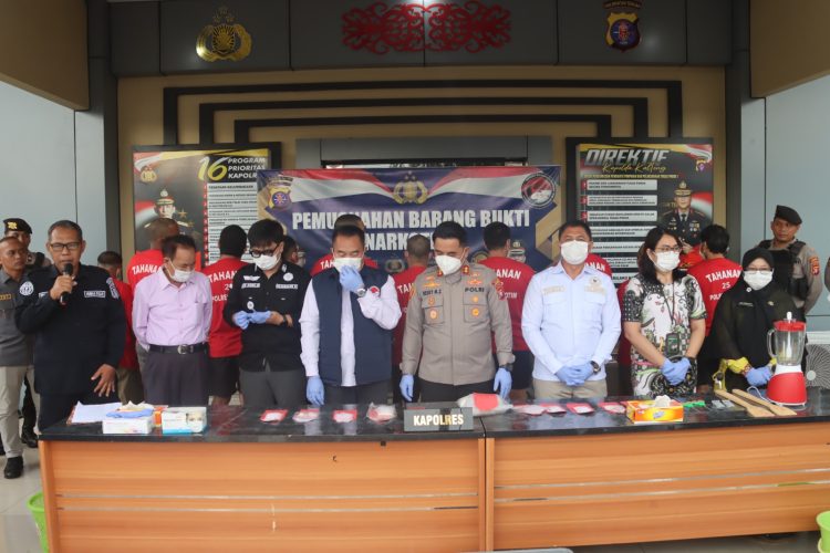 Satuan Narkoba Polres Kotim melaksanakan pemusnahan barang bukti narkoba jenis sabu di depan Loby Mapolres Kotim, dengan disaksikan oleh sejumlah pejabat penting termasuk antara lain Kapolres Kotim, Kepala BNNK Kotim, Ketua Pengadilan Negeri Sampit atau yang mewakili, perwakilan Kejaksaan Negeri Kotim, penasihat hukum, Kepala UPTD Labkesda, Bag Hukum Pemda Kotim, Kotim serta para tersangka, pada hari Kamis pagi (30/04/2026).