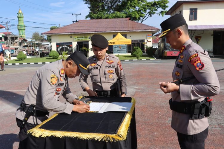 Apel tersebut dipimpin langsung oleh Kapolres, AKBP Otniel Siahaan, dan dihadiri langsung oleh Bupati Dairi, Vickner Sinaga, Kajari, Yudha Bima Asmara, Ketua DPRD, Saham Sibarani beserta seluruh tokoh masyarakat maupun tokoh pemuda.
