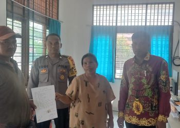 Bhabinkamtibmas Kelurahan Panarung Polsek Pahandut Polresta Palangka Raya melaksanakan kegiatan problem solving dengan memediasi kesalahpahaman antara dua warga di Kantor Kelurahan Panarung, Jalan Wortel.