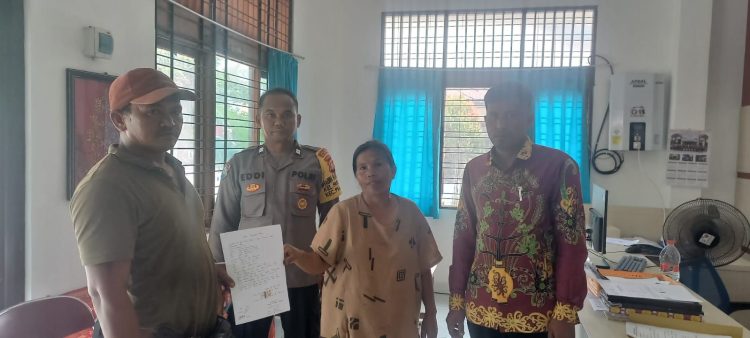 Bhabinkamtibmas Kelurahan Panarung Polsek Pahandut Polresta Palangka Raya melaksanakan kegiatan problem solving dengan memediasi kesalahpahaman antara dua warga di Kantor Kelurahan Panarung, Jalan Wortel.