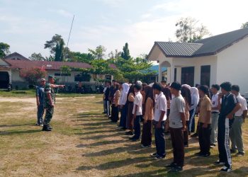 Babinsa Koramil 08/Bangun Kodim 0207/Simalungun, Sertu Surya bersama Koptu Suwandi, turun langsung melatih Pasukan Pengibar Bendera (Paskibra) Kecamatan Gunung Malela, Kamis (30/4/2026).