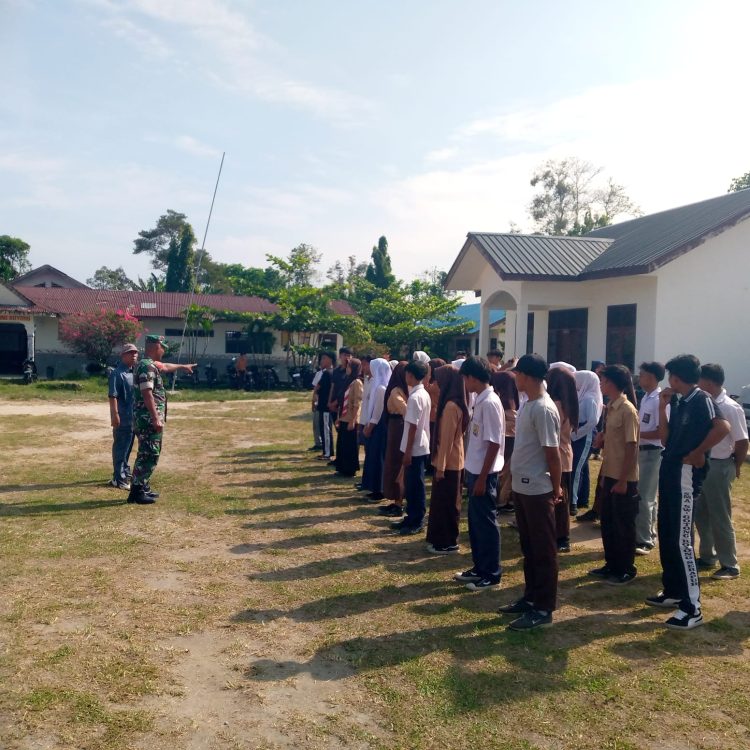 Babinsa Koramil 08/Bangun Kodim 0207/Simalungun, Sertu Surya bersama Koptu Suwandi, turun langsung melatih Pasukan Pengibar Bendera (Paskibra) Kecamatan Gunung Malela, Kamis (30/4/2026).