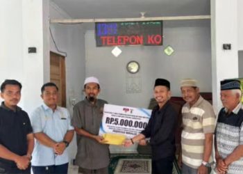 Pengurus Masjid Nur Hidayah di Desa Kampung Pinang, Kecamatan Perhentian Raja, Kabupaten Kampar, menerima bantuan tunai dari Ketua Hambalang 3 Riau, Pebriyan Winaldi, Selasa (31/3/2026).