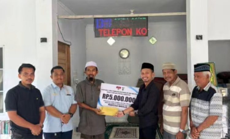 Pengurus Masjid Nur Hidayah di Desa Kampung Pinang, Kecamatan Perhentian Raja, Kabupaten Kampar, menerima bantuan tunai dari Ketua Hambalang 3 Riau, Pebriyan Winaldi, Selasa (31/3/2026).