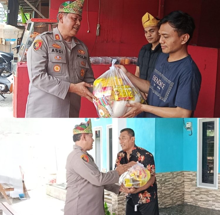 Kapolsek Kampar AKP Asdisyah Mursyid, SH menyerahkan bantuan sembako kepada warga yang terdampak angin puting beliung dalam kegiatan Bansos Jumat Barokah di Kecamatan Rumbio Jaya, Kabupaten Kampar, Jumat (03/04/2026). Bantuan yang diberikan Polsek Kampar bekerja sama dengan PT Green Palma tersebut bertujuan untuk meringankan beban masyarakat yang terdampak musibah.