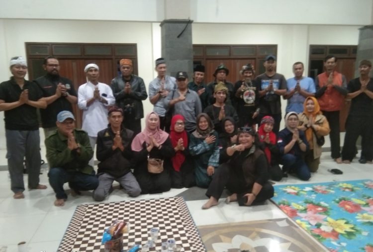 Rapat yang berlangsung khidmat dari pukul 15.00 hingga 18.00 WIB itu dihadiri berbagai unsur komunitas serta tokoh budaya. Dalam forum yang dipandu R. Gugum Gumelar, Teh Mela terpilih secara aklamasi sebagai Ketua Panitia.