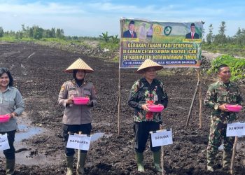 Kapolres Kotim AKBP Resky Maulana Zulkarnain, S.H., S.I.K., M.H., Kabag SDM Polres Kotim AKP Lindawati, S.H., hadir langsung di lapangan untuk mengikuti prosesi penanaman