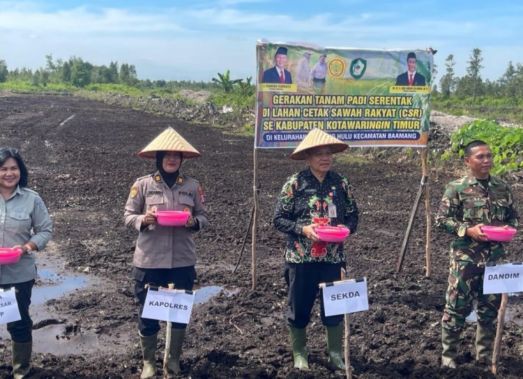 Kapolres Kotim AKBP Resky Maulana Zulkarnain, S.H., S.I.K., M.H., Kabag SDM Polres Kotim AKP Lindawati, S.H., hadir langsung di lapangan untuk mengikuti prosesi penanaman
