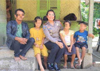 Kapolres Samosir AKBP Rina Sry Nirwana Tarigan, S.I.K., M.H melakukan kunjungan langsung ke rumah anak korban penganiayaan di Desa Marlumba, Kecamatan Simanindo, Kabupaten Samosir.