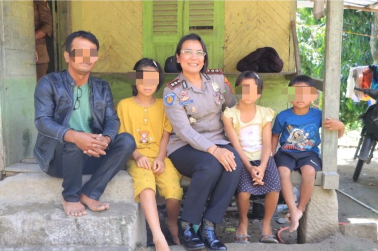 Kapolres Samosir AKBP Rina Sry Nirwana Tarigan, S.I.K., M.H melakukan kunjungan langsung ke rumah anak korban penganiayaan di Desa Marlumba, Kecamatan Simanindo, Kabupaten Samosir.