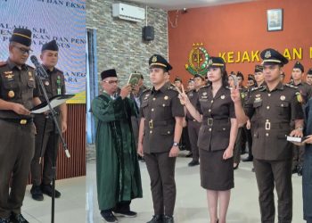 Kepala Kejaksaan Negeri Simalungun, Munawal Hadi, S.H., M.H., secara resmi melantik dan mengambil sumpah jabatan tiga orang pejabat Eselon V di lingkungan Kejaksaan Negeri Simalungun.