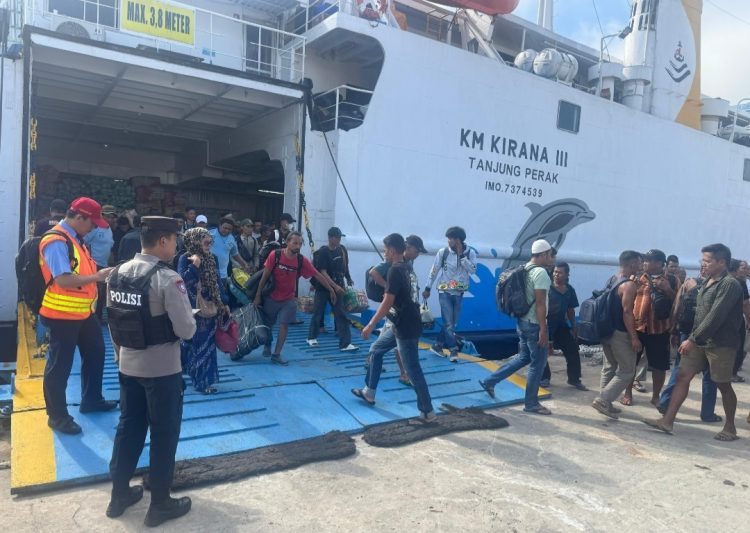 Polsek KPM (Kawasan Pelabuhan Mentaya) bersama instansi terkait melaksanakan pengamanan, pengawasan dan pengendalian perjalanan orang di Pelabuhan Pelindo Sampit pada saat Debarkasi kedatangan penumpang KM. Kirana III dari Pelabuhan Tanjung Perak Surabaya, pada Hari Minggu tanggal 19 April 2026 skj 09.00 Wib.
