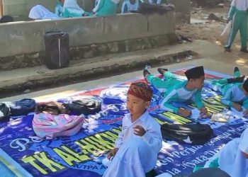 MI Al-Hikmah 01 yang berlokasi di Kampung Rawagadamin, RT 01/RW 07, Desa Leuwikaret, Kecamatan Klapanunggal, hingga kini masih bertahan dalam kondisi memprihatinkan setelah bangunan sekolahnya roboh akibat bencana angin puting beliung pada tahun 2022.