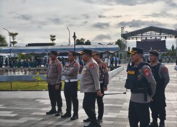 Kapolresta Palangka Raya turun langsung melakukan pengecekan terhadap personel yang bertugas di kawasan Bundaran Besar atau jantung Kota Palangka Raya.