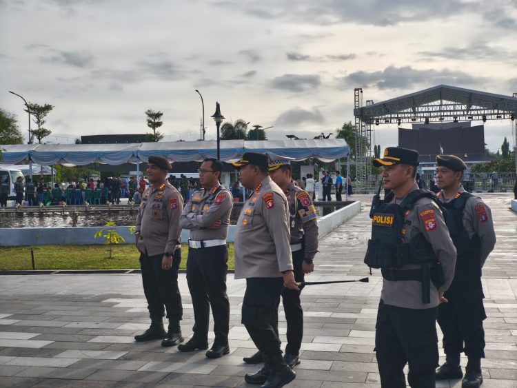Kapolresta Palangka Raya turun langsung melakukan pengecekan terhadap personel yang bertugas di kawasan Bundaran Besar atau jantung Kota Palangka Raya.