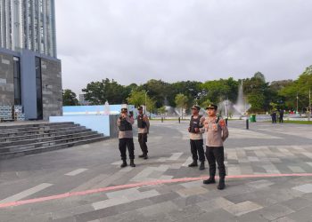 Polresta Palangka Raya langsung menggelar pengamanan rangkaian kegiatan senam bersama dan syukuran dalam rangka peringatan May Day yang berlangsung di Bundaran Besar atau dikenal sebagai jantung Kota Palangka Raya.