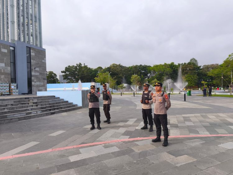 Polresta Palangka Raya langsung menggelar pengamanan rangkaian kegiatan senam bersama dan syukuran dalam rangka peringatan May Day yang berlangsung di Bundaran Besar atau dikenal sebagai jantung Kota Palangka Raya.