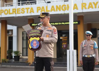 Wakapolresta Palangka Raya AKBP Moch. Isharyadi Fitriawan, S.I.K., M.M., memimpin apel siaga personel di halaman Mapolresta Palangka Raya