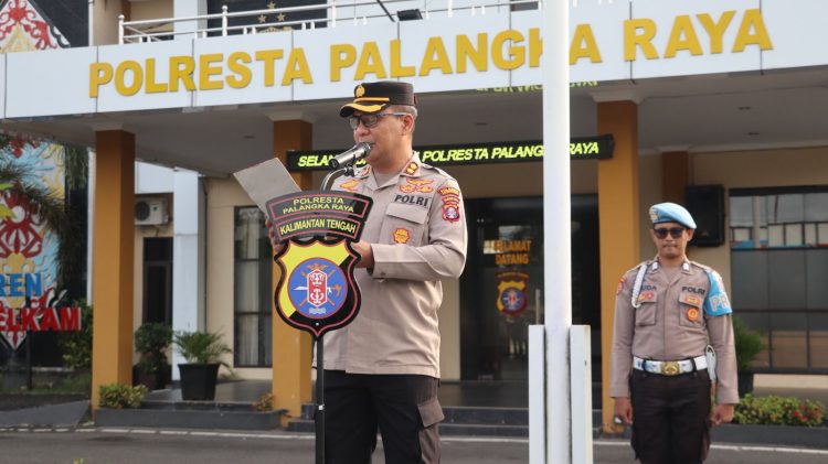 Wakapolresta Palangka Raya AKBP Moch. Isharyadi Fitriawan, S.I.K., M.M., memimpin apel siaga personel di halaman Mapolresta Palangka Raya