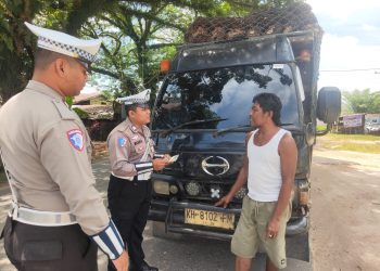 Regu IV Piket Satlantas Polres Kotim menggelar patroli sekaligus razia simpatik di ruas Jalan Lingkar Selatan Sampit, yang dikenal sebagai salah satu titik rawan laka lantas, pada Jumat pagi (01/05/2026).
