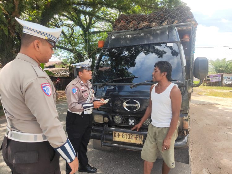 Regu IV Piket Satlantas Polres Kotim menggelar patroli sekaligus razia simpatik di ruas Jalan Lingkar Selatan Sampit, yang dikenal sebagai salah satu titik rawan laka lantas, pada Jumat pagi (01/05/2026).