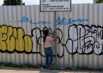 Dugaan keberpihakan dan keterlibatan oknum polisi dalam pencopotan plang kepemilikan lahan di Jalan Ciangsana, Kecamatan Gunung Putri, Kabupaten Bogor.