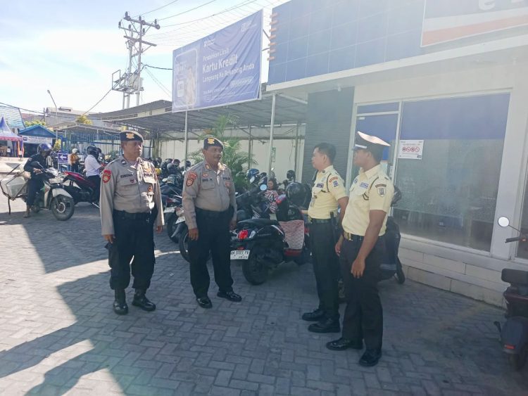 Unit Samapta Polsek Pahandut Polresta Palangka Raya melaksanakan patroli dialogis dengan menyasar sejumlah objek vital, SPBU, hingga kawasan sekolah di wilayah hukumnya.
