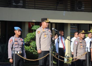 Kapolres Kotawaringin Timur AKBP Resky Maulana Zulkarnain, S.H., S.I.K., M.H., memimpin langsung apel jam pimpinan di Halaman Mapolres Kotim, Apel diikuti seluruh Pejabat Utama (PJU), personel Polres Kotim, dan Polsek jajaran dalam kota, pada hari Senin pagi (04/05/2026).