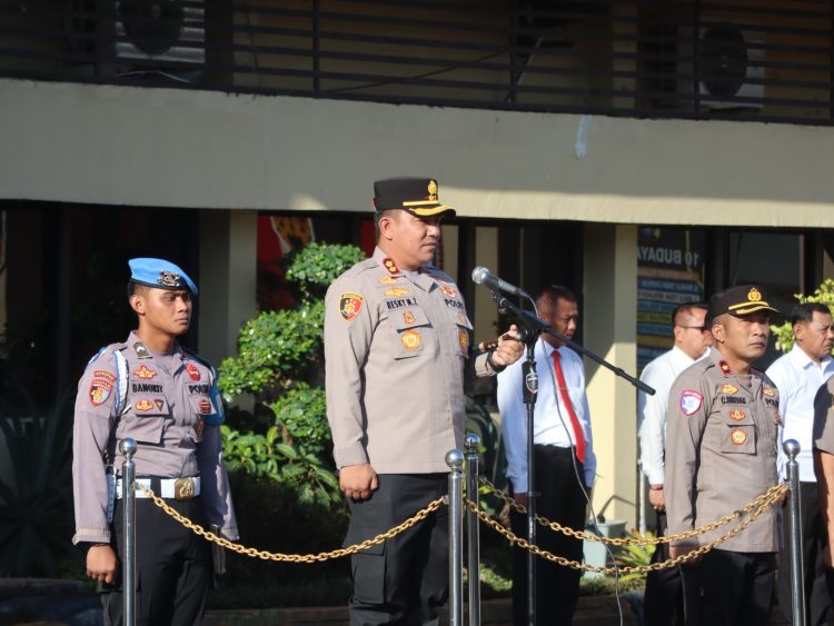 Kapolres Kotawaringin Timur AKBP Resky Maulana Zulkarnain, S.H., S.I.K., M.H., memimpin langsung apel jam pimpinan di Halaman Mapolres Kotim, Apel diikuti seluruh Pejabat Utama (PJU), personel Polres Kotim, dan Polsek jajaran dalam kota, pada hari Senin pagi (04/05/2026).