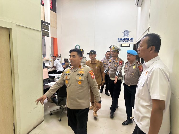 Kunjungan mendadak Kapolres Kotim, AKBP Resky Maulana Zulkarnain, S.H., S.I.K., M.H., di Kantor Samsat Kabupaten Kotim Jl. Jenderal Sudirman Km. 3, untuk memastikan proses pelayanan berjalan sesuai standar pelayanan prima, Senin (04/05/2026) pagi.