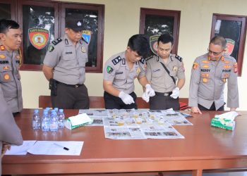 Kapolres Seruyan AKBP BEDDY SUWENDI, S.H., S.I.K. memimpin langsung pelaksanaan tes urine terhadap personel Polsek Seruyan Hilir sebagai bentuk pengawasan melekat (waskat) guna memastikan kedisiplinan dan integritas anggota, pada Senin 4/5/2026 sekira pukul 08.00 WIB