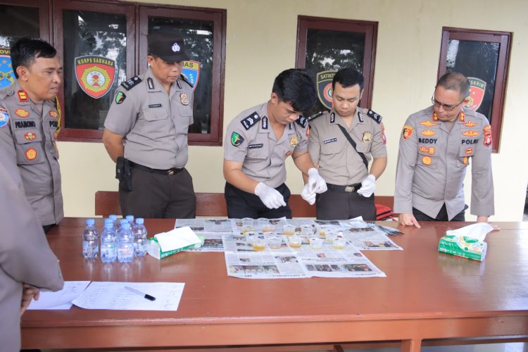 Kapolres Seruyan AKBP BEDDY SUWENDI, S.H., S.I.K. memimpin langsung pelaksanaan tes urine terhadap personel Polsek Seruyan Hilir sebagai bentuk pengawasan melekat (waskat) guna memastikan kedisiplinan dan integritas anggota, pada Senin 4/5/2026 sekira pukul 08.00 WIB