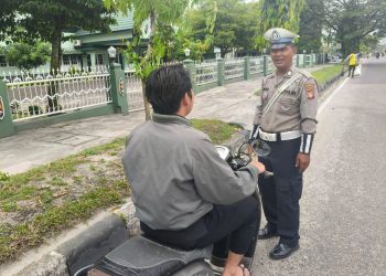 Unit Lalu Lintas Polsek Pahandut Polresta Palangka Raya melaksanakan kegiatan pengaturan arus lalu lintas (gatur) di sejumlah titik rawan kepadatan.