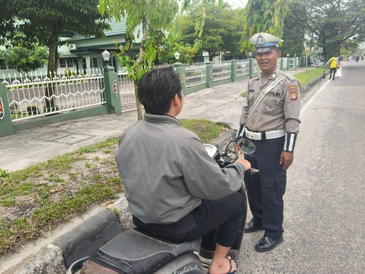 Unit Lalu Lintas Polsek Pahandut Polresta Palangka Raya melaksanakan kegiatan pengaturan arus lalu lintas (gatur) di sejumlah titik rawan kepadatan.