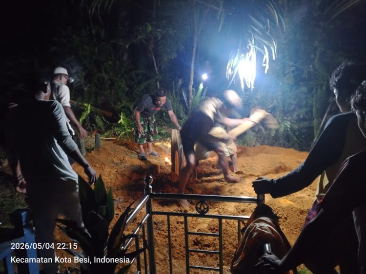 Polsek Kota Besi Polres Kotim telah di temukannya Mayat seorang Laki-laki berinisial FT 55th TKP (Tempat Kejadian Perkara) dalam rumah Jl. Abu bakar Rt 004 Rw 001 Desa Hanjalipan Kec Kotabesi Kab Kotim Prov Kalteng pada hari Senin (4/5/26) sore.