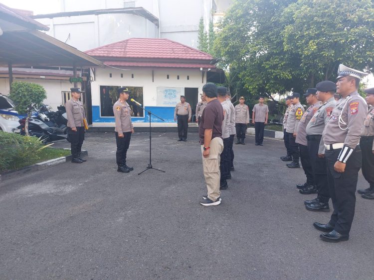 Kegiatan apel tersebut diikuti oleh seluruh personel Polsek Pahandut, dengan tujuan menyampaikan arahan serta penekanan terkait pelaksanaan tugas di lapangan.