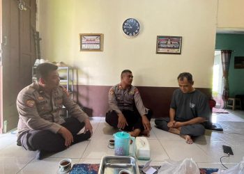 Kapolsek Sabangau Polresta Palangka Raya dengan melaksanakan kunjungan ke rumah Aipda Nasotion yang tengah menjalani masa pemulihan akibat sakit.