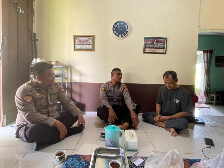 Kapolsek Sabangau Polresta Palangka Raya dengan melaksanakan kunjungan ke rumah Aipda Nasotion yang tengah menjalani masa pemulihan akibat sakit.