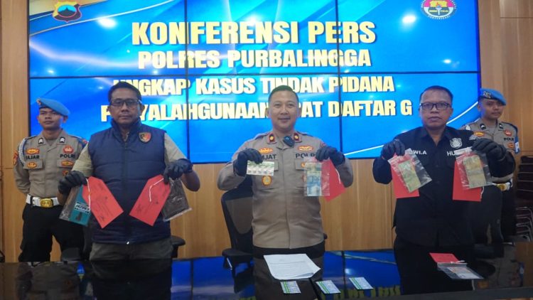 Wakapolres Purbalingga Kompol Agus Amjat Purnomo dalam konferensi pers, Rabu (6/5/2026), menyampaikan bahwa kasus tersebut diungkap pada Senin (20/4/2026) sekitar pukul 15.00 WIB di sebuah ruko di jalur jalan raya Kutasari–Tobong.