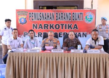Pemusnahan dipimpin langsung oleh Kapolres Seruyan AKBP Beddy Suwendi, S.H., S.I.K., bersama Kajari Seruyan Andre, S.H., M.H., selaku Penuntut Umum Kejaksaan Negeri Seruyan, serta dihadiri oleh perwakilan Dinas Kesehatan Kabupaten Seruyan. Pemusnahan mencakup barang bukti dari enam laporan polisi dengan tujuh tersangka, yang penangkapannya dilakukan dalam rentang waktu April hingga awal Mei 2026 di beberapa wilayah Kabupaten Seruyan,