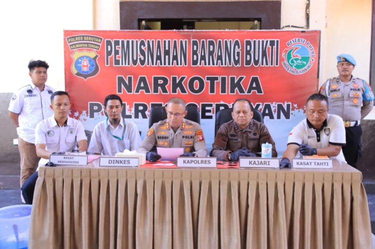 Pemusnahan dipimpin langsung oleh Kapolres Seruyan AKBP Beddy Suwendi, S.H., S.I.K., bersama Kajari Seruyan Andre, S.H., M.H., selaku Penuntut Umum Kejaksaan Negeri Seruyan, serta dihadiri oleh perwakilan Dinas Kesehatan Kabupaten Seruyan. Pemusnahan mencakup barang bukti dari enam laporan polisi dengan tujuh tersangka, yang penangkapannya dilakukan dalam rentang waktu April hingga awal Mei 2026 di beberapa wilayah Kabupaten Seruyan,