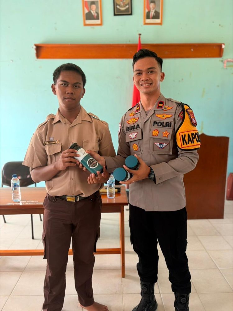 Kapolsek Hanau IPDA Bima Satria Susilo, S.Tr.K., melaksanakan sosialisasi tata tertib berlalu lintas di Aula SMKN 1 Hanau, Kamis (7/5/2026) pagi. Kegiatan yang berlangsung mulai pukul 10.00 WIB ini bertujuan memberikan pemahaman kepada para siswa tentang pentingnya ketertiban dalam berlalu lintas.