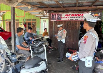 Personel Satuan Lalu Lintas (Satlantas) Polres Seruyan melaksanakan kegiatan imbauan Keamanan, Keselamatan, Ketertiban, dan Kelancaran Lalu Lintas (Kamseltibcarlantas) melalui penyebaran pamflet tentang keselamatan berlalu lintas kepada pengunjung bengkel motor. Kegiatan berlangsung di Bengkel Motor "Ardat", Jalan S. Parman, Kamis (7/5/2026) mulai pukul 10.15 WIB hingga 11.00 WIB.