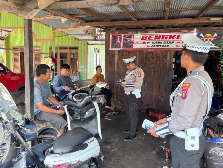 Personel Satuan Lalu Lintas (Satlantas) Polres Seruyan melaksanakan kegiatan imbauan Keamanan, Keselamatan, Ketertiban, dan Kelancaran Lalu Lintas (Kamseltibcarlantas) melalui penyebaran pamflet tentang keselamatan berlalu lintas kepada pengunjung bengkel motor. Kegiatan berlangsung di Bengkel Motor "Ardat", Jalan S. Parman, Kamis (7/5/2026) mulai pukul 10.15 WIB hingga 11.00 WIB.