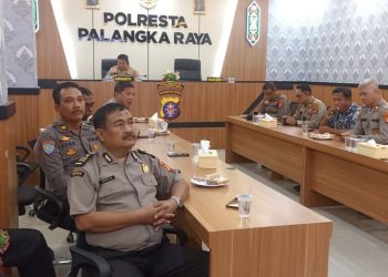 Kapolresta Palangka Raya Kombes Pol Dedy Supriadi, S.I.K., M.H. mengikuti kegiatan zoom meeting analisa dan evaluasi situasi kamtibmas yang dipimpin oleh Kapolda Kalimantan Tengah di Ruang Rupatama Endra Dharmalaksana Polresta Palangka Raya.